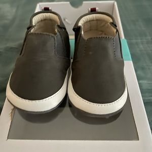 Baby boy Robeez dark gray size 6-9 months